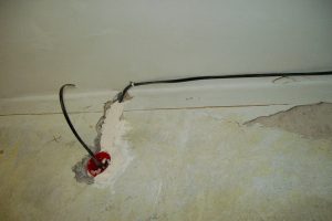 En nem måde at undgå at beskadige ledninger, når du borer i vægge