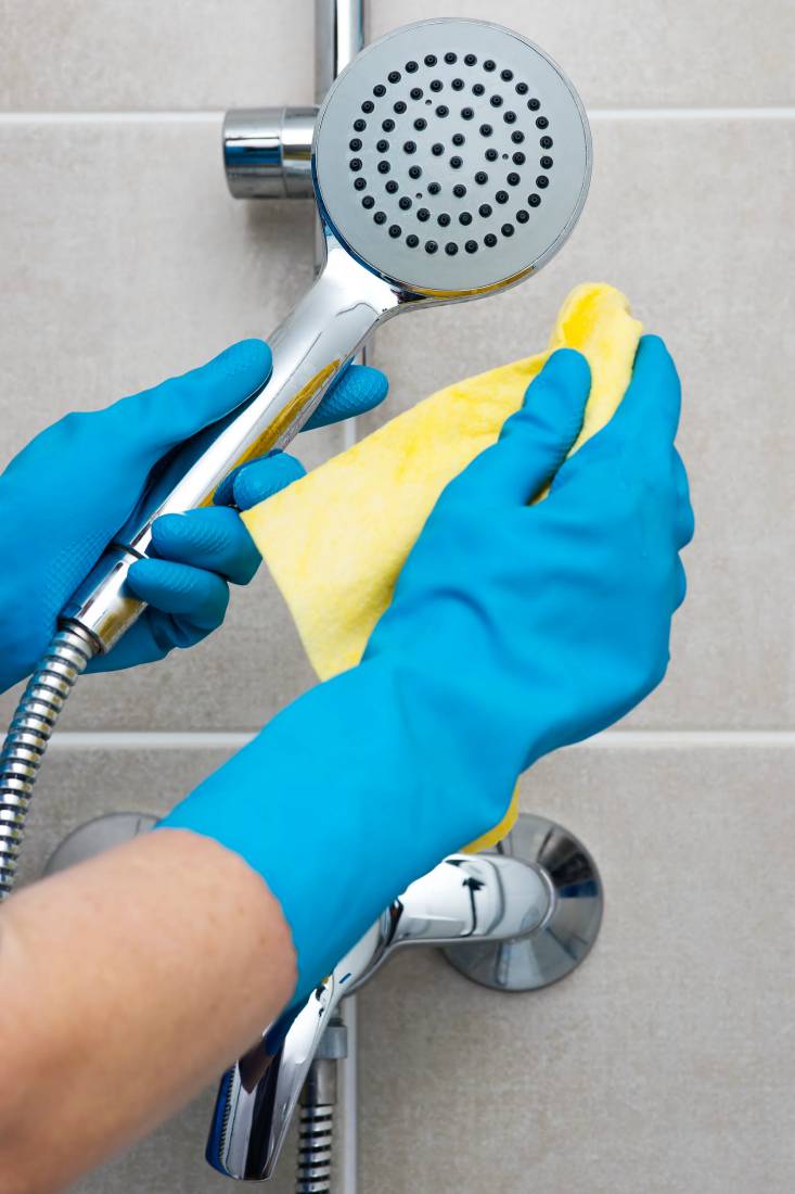 So waschen Sie die Dusche von Seifenflecken und Kalk