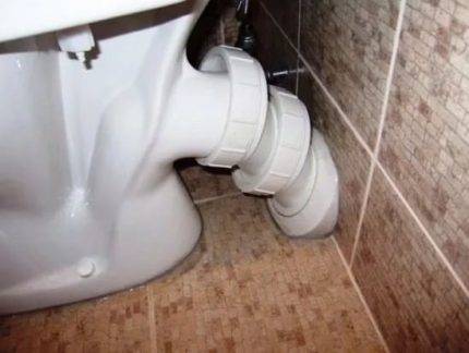 Wie schließe ich die Manschette (gerade und exzentrisch) für die Toilette an?