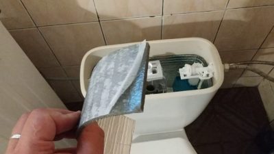 Kondenswasser auf der Toilettenschüssel: wie man es loswird, die Gründe, warum es schwitzt, was zu tun ist