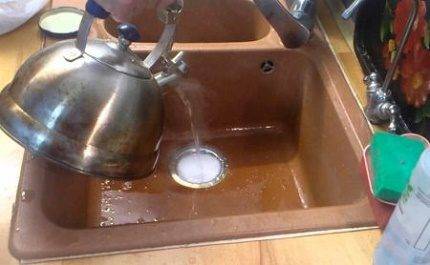 So reinigen Sie ein Abwasserrohr zu Hause von Verstopfungen: Lösungen + Tipps zur Vorbeugung