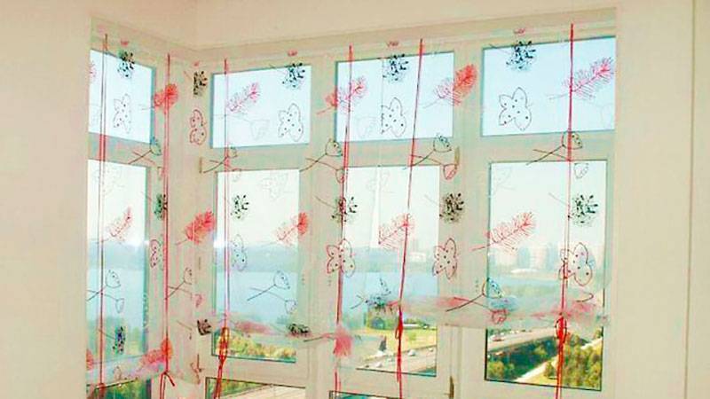 Gør-det-selv gardiner til en balkon fra solen: instruktioner til at skabe originale gardiner