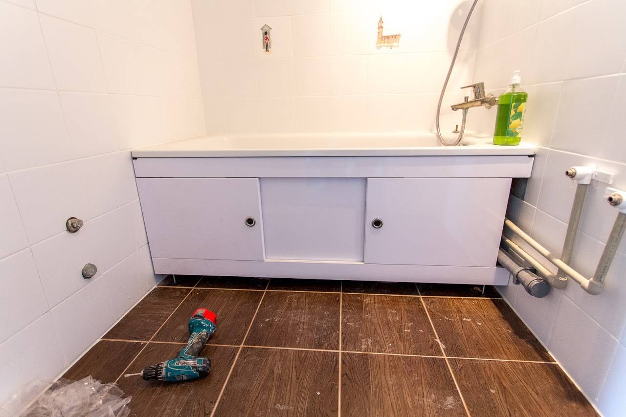 Wie man mit eigenen Händen einen Schutzschirm unter der Badewanne herstellt