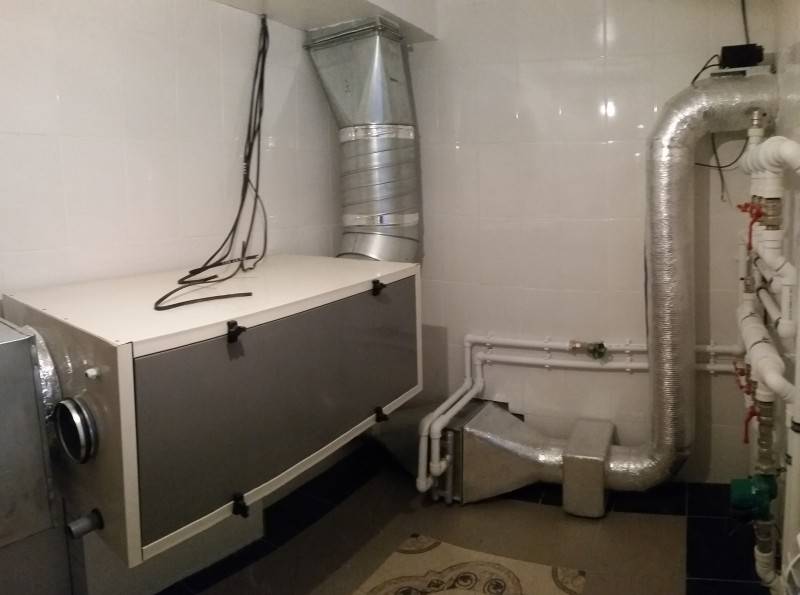 So machen Sie eine Belüftung auf dem Land: die Feinheiten und Regeln für die Installation einer Belüftung in einem Landhaus