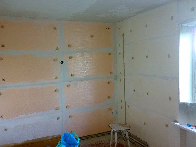 Wie und wie man die Wand in der Wohnung von innen isoliert