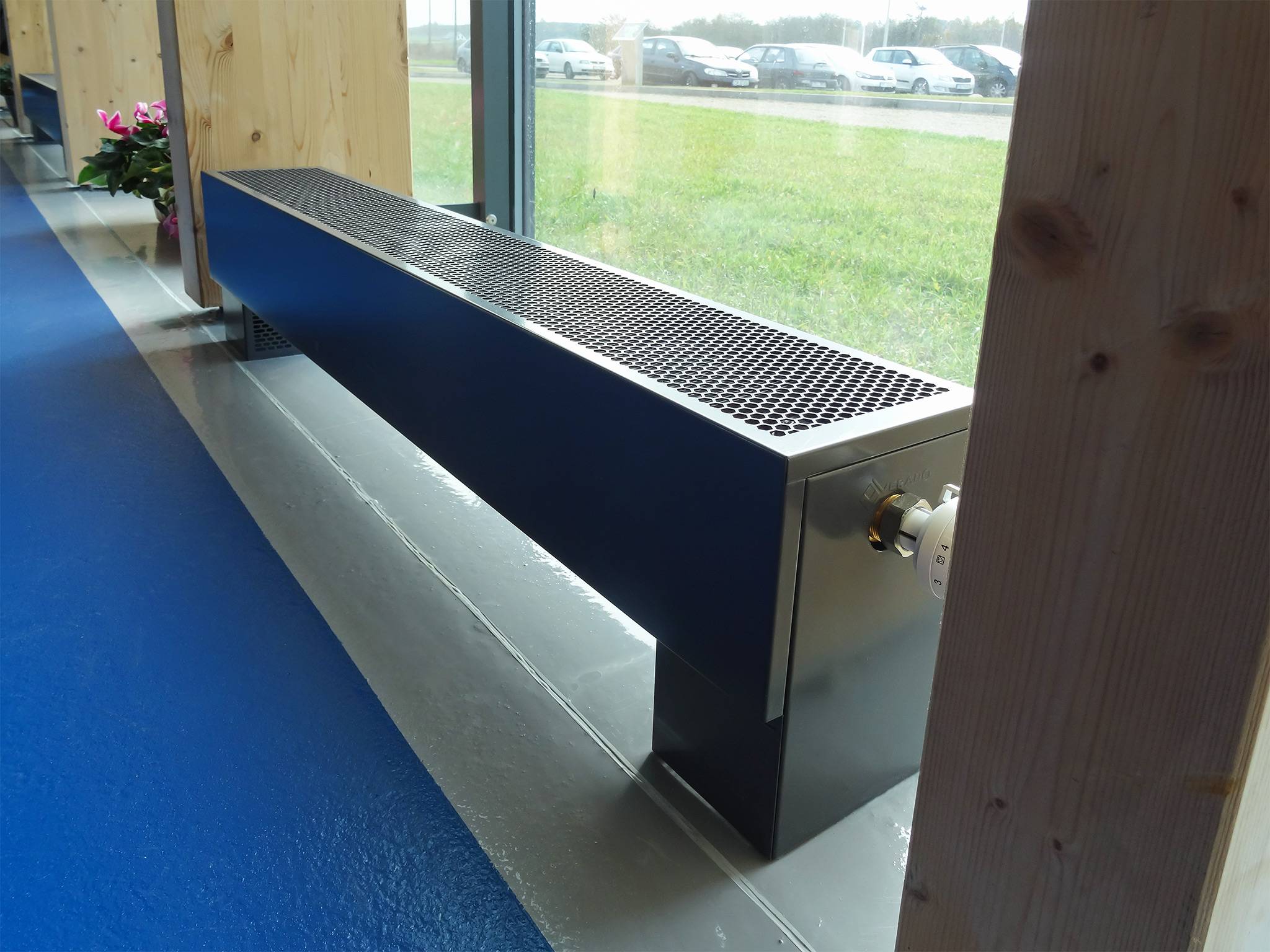 Bodenkonvektoren für die Warmwasserbereitung: Bewertung der Hersteller von Konvektoren, die mit einem Ventilator in den Boden eingebaut sind. was soll ich wählen?