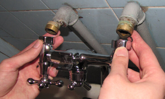 So wechseln Sie den Wasserhahn im Badezimmer mit Ihren eigenen Händen