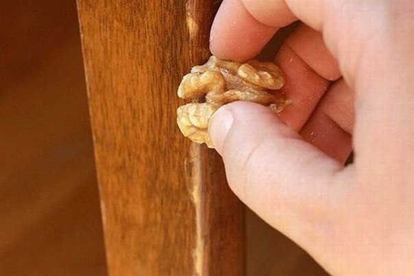So entfernen Sie Kratzer von Möbeln mit Ihren eigenen Händen: Ein Überblick über Werkzeuge und Methoden