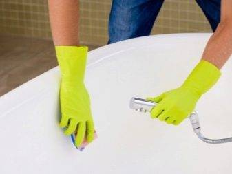 Badewannensanierung mit flüssigem Acryl: So überziehen Sie eine alte Badewanne richtig mit neuem Lack