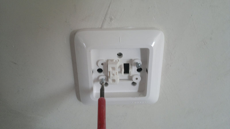 So zerlegen Sie einen Lichtschalter zur Reparatur oder zum Austausch