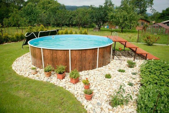 Wir bauen mit unseren eigenen Händen aus improvisierten Materialien einen Pool auf dem Land