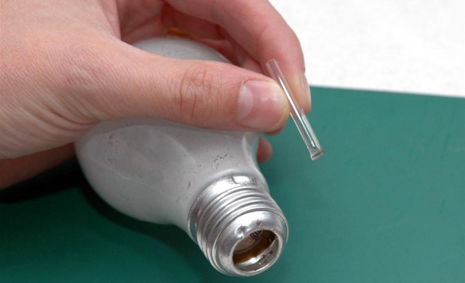Wie man Schritt für Schritt eine Glühbirne öffnet, ohne sie zu zerbrechen. Wie man eine Glühbirne zerlegt: Anweisungen zum Zerlegen verschiedener Arten von Lampen. Demontage der LED-Lampe