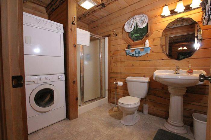 Badezimmer in einem Holzhaus (42 Fotos): Reparaturen, richtige Anordnung und Anordnung