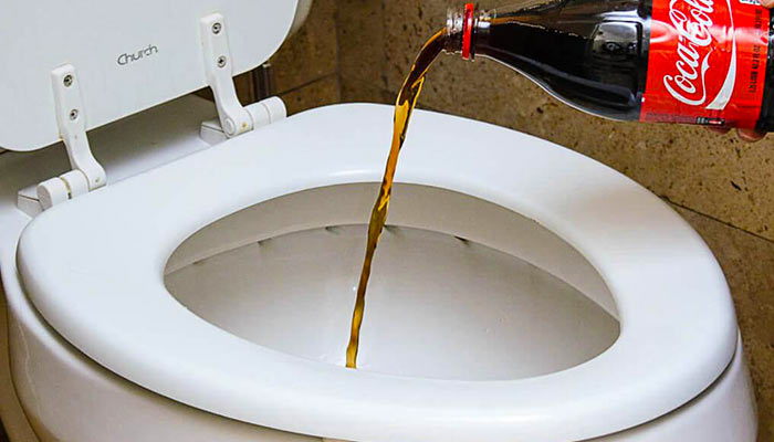 Reinigen Sie die Toilette mit Pepsi Cola