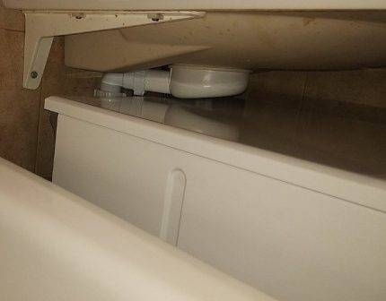 Waschbecken über der Waschmaschine: Designmerkmale + Installationsnuancen