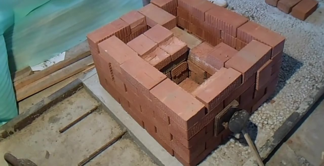 Wie man anhand der Zeichnungen Ziegelöfen für ein Haus mit Kochfeld mit eigenen Händen faltet