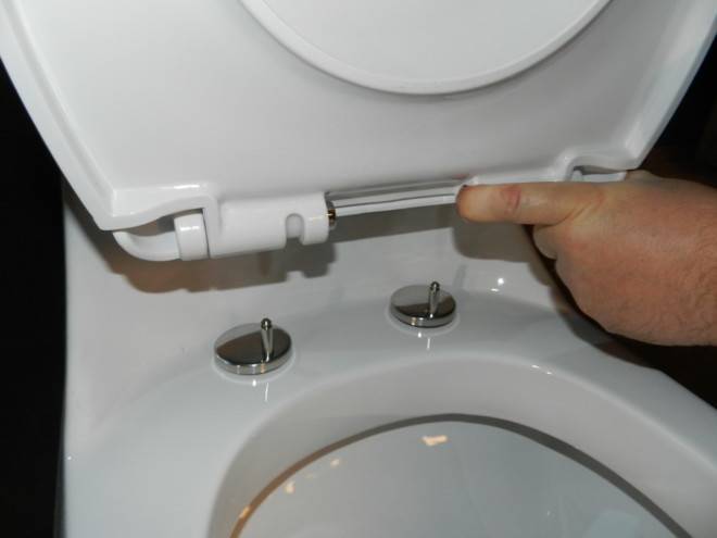 Befestigung des Toilettendeckels: So entfernen Sie den alten und setzen den neuen richtig ein