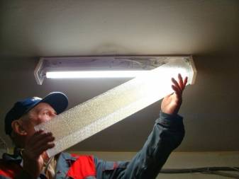 Lineare LED-Lampen: Eigenschaften, Typen + Nuancen der Montage linearer Lampen