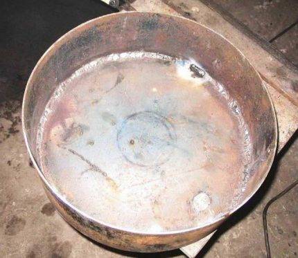 En ovn til at træne fra et rør: hvordan man laver en effektiv komfur ved hjælp af spildolie fra improviserede materialer