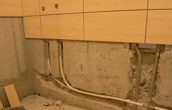 Sådan skjuler du rør på badeværelset: en oversigt over de bedste måder at maskere rørledningen på
