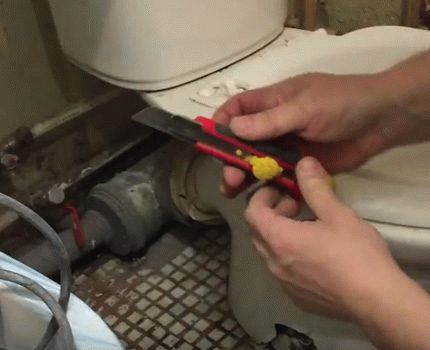 So entfernen Sie eine alte Toilettenschüssel - technologische Regeln für die Demontage