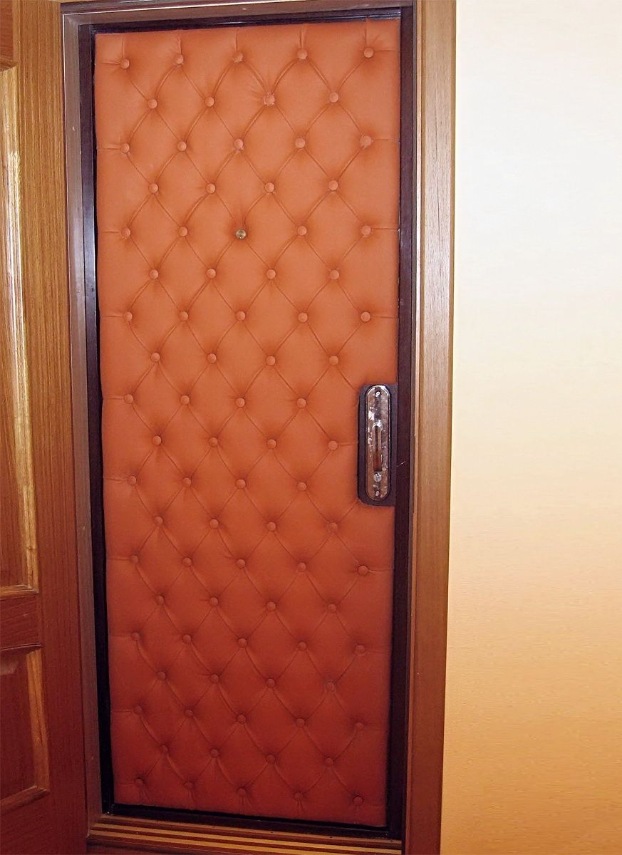 Wie dämme ich die Haustür? Isolierung der Haustür in einem privaten Landhaus und einer Wohnung, welche Isolierung besser ist