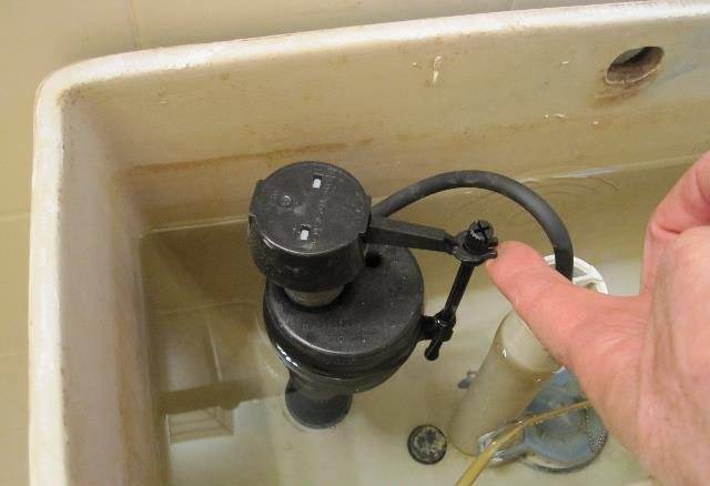 So stellen Sie den Schwimmer für die Toilette richtig ein: 3 Merkmale der Schritt-für-Schritt-Anleitung