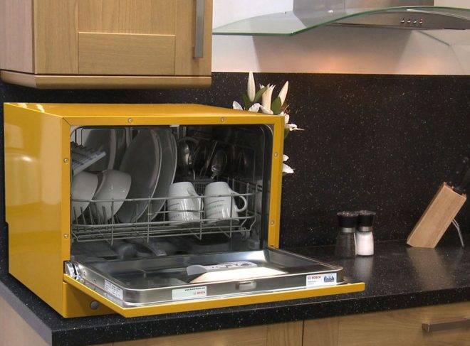 Sådan indlejrer du en opvaskemaskine i et færdigt køkken: indbygningsmuligheder + arbejdsgang