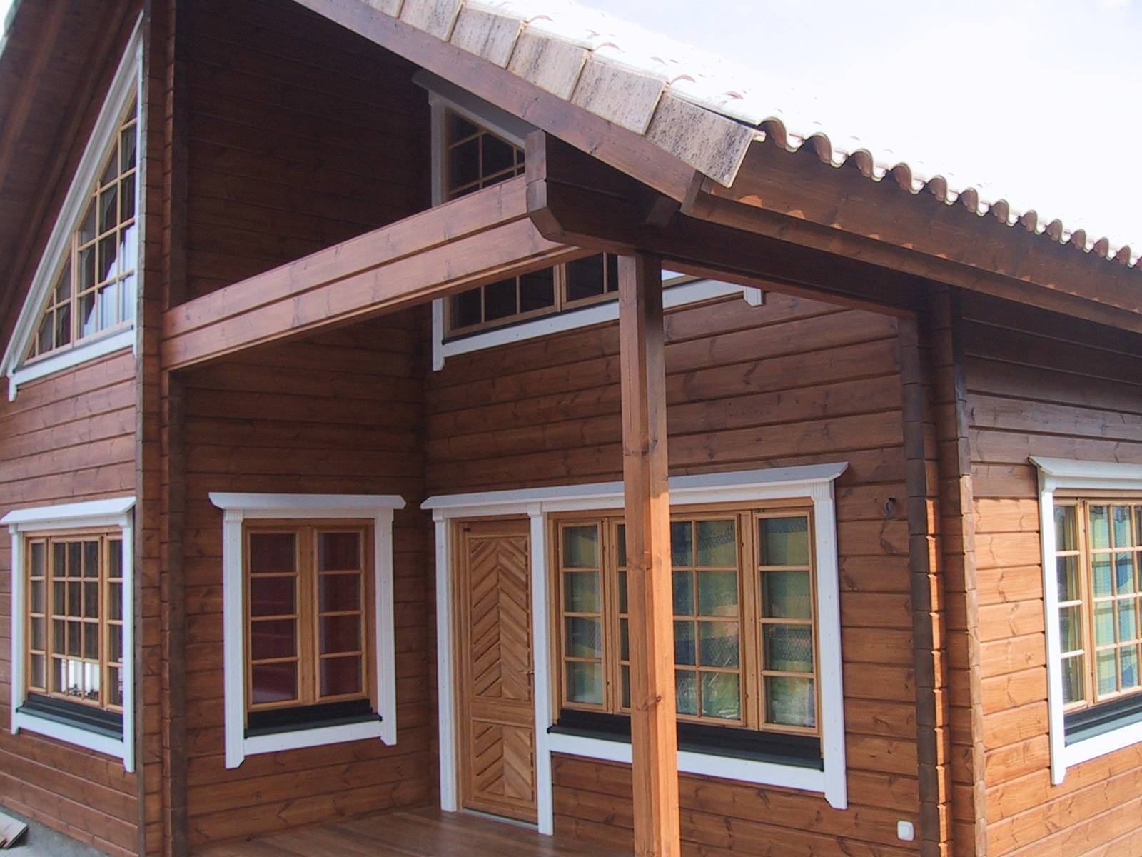 So verkleiden Sie ein Holzhaus von außen: Ein Überblick über die besten Materialien und Technologien für die Außendekoration