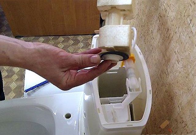 So installieren, justieren oder reparieren Sie einen Toilettenspülmechanismus