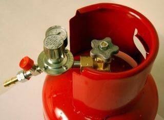 Hvad er en trykreduceringsanordning til en gasflaske: enhed og drift af enheden med trykregulator
