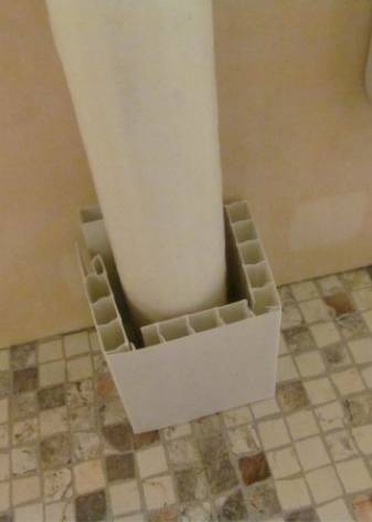 Vi laver en kasse til rør i badeværelset: trin-for-trin installationsvejledning