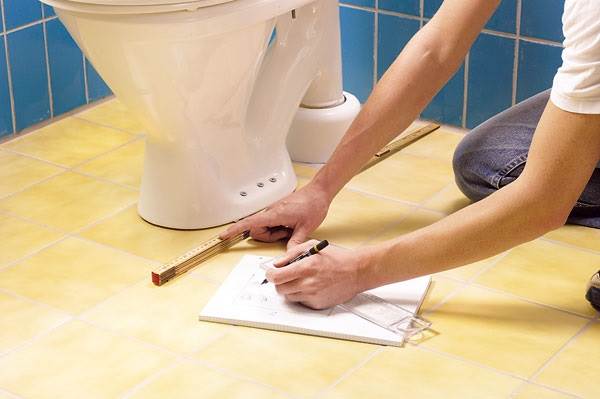 Sådan fastgøres toilettet til gulvet: en oversigt over de tekniske finesser og de bedste installationsmetoder