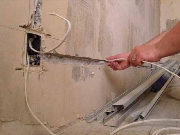 Eine einfache Möglichkeit, beim Bohren in eine Wand zu vermeiden, dass Drähte beschädigt werden