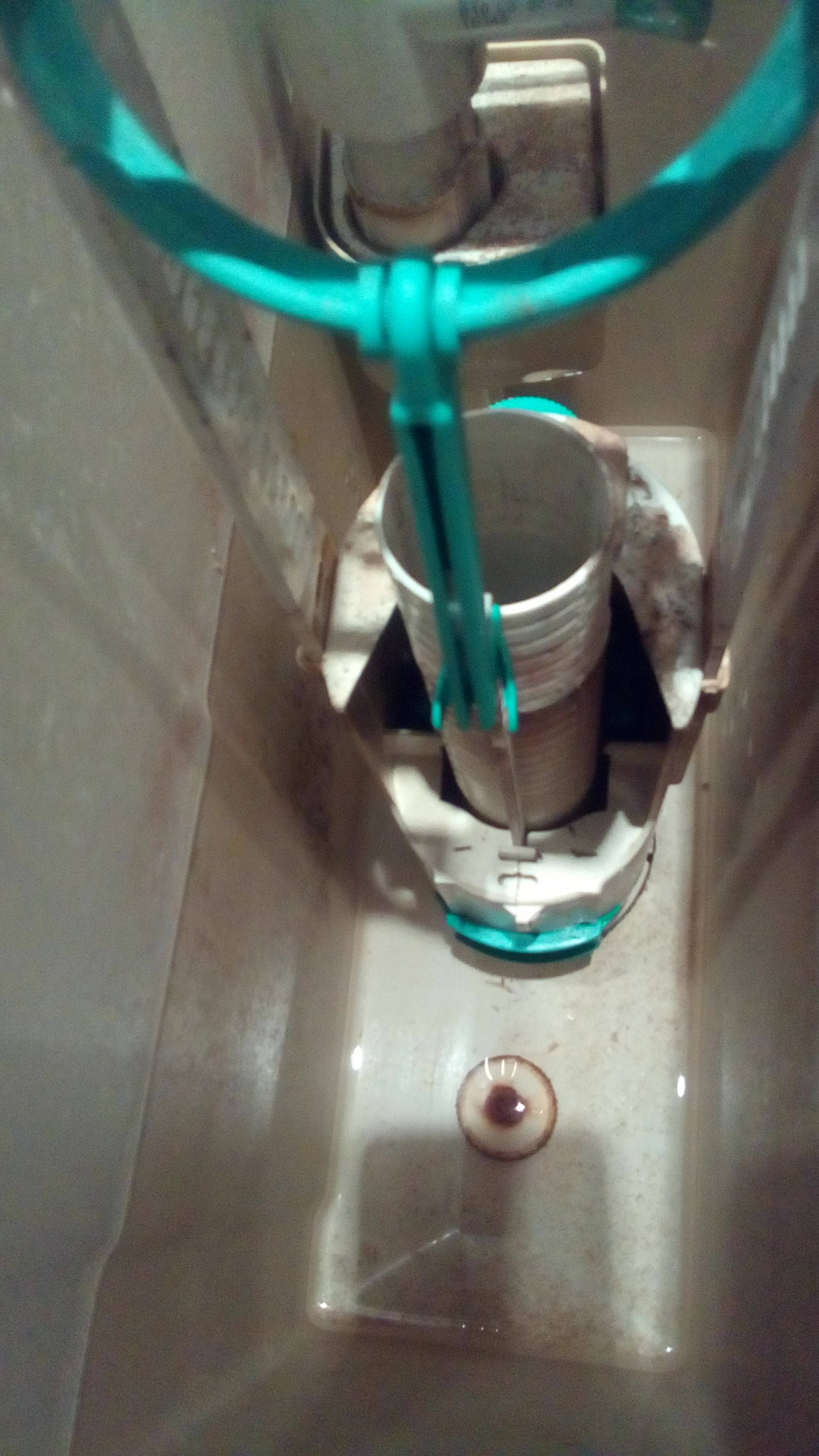 Was tun, wenn die Toilette an der Kreuzung mit dem Abwasserkanal undicht ist: Ursachen eines Toilettenlecks an der Kreuzung mit dem Abwasserkanal