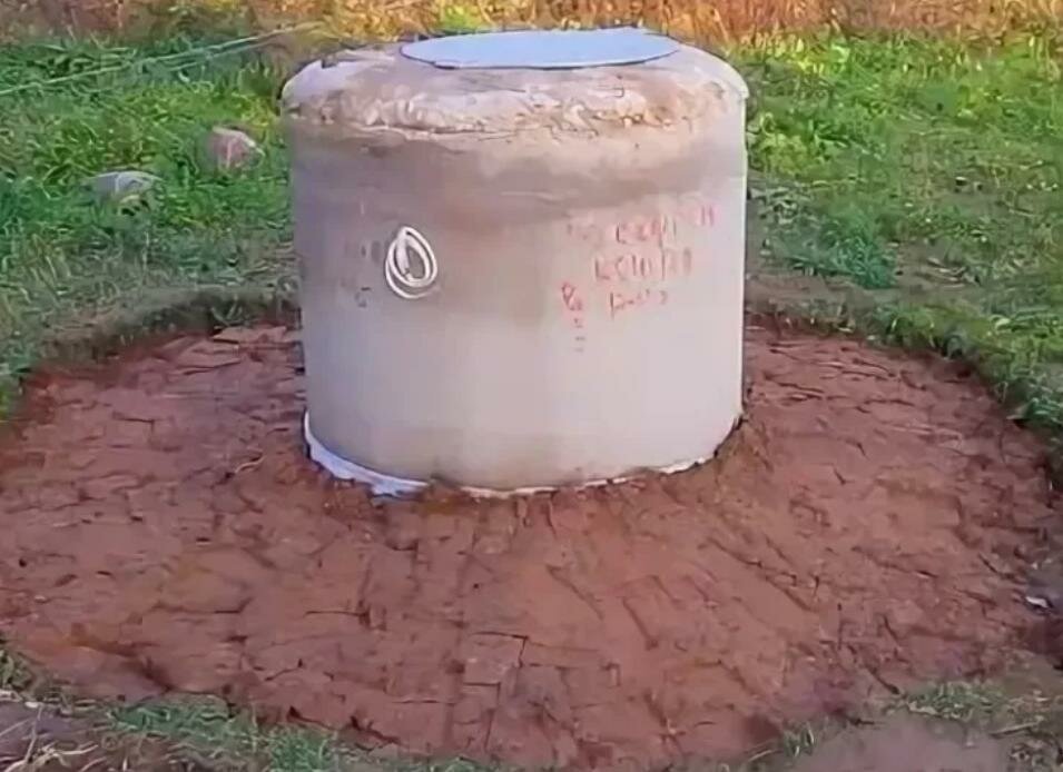 Lehmburg für einen Brunnen: Was ist das und wie macht man es selbst + Video