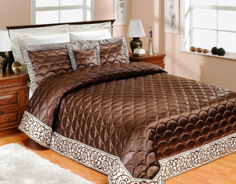 7 Möglichkeiten, die Tagesdecke nachts ordentlich aus dem Bett zu falten