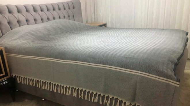 7 måder at folde sengetæppet pænt ud af sengen om natten