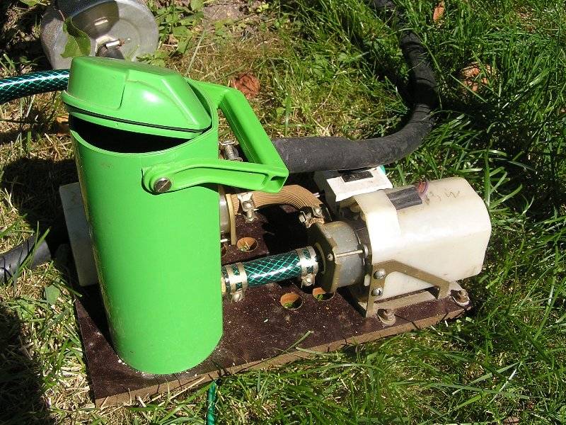 3 interessante Möglichkeiten, wie man eine hausgemachte Pumpe zum Pumpen von Wasser herstellt