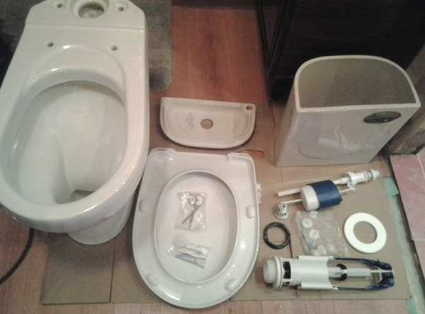 Installation af et toilet på et trægulv: trinvise instruktioner og analyse af installationsfunktioner