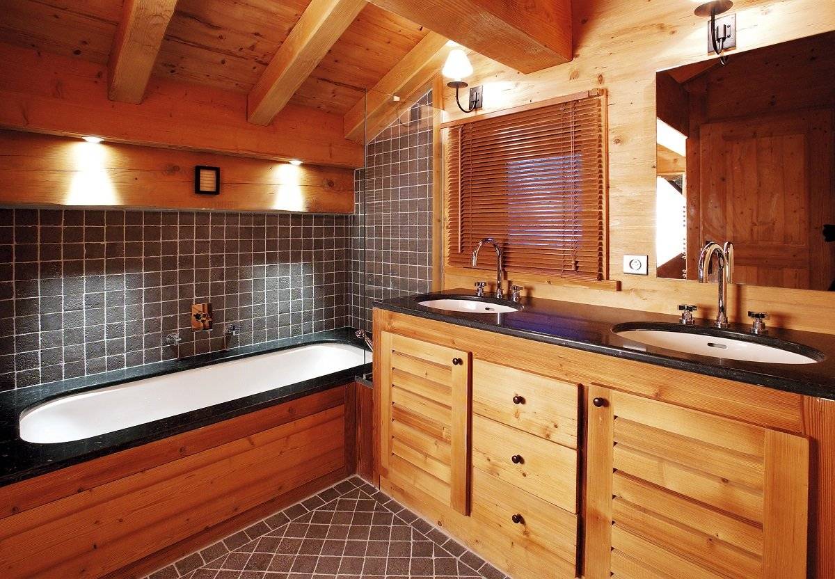 Badezimmer in einem Holzhaus: interessante Designlösungen