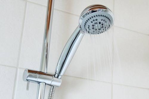 Wie und wie man die Dusche wäscht: eine detaillierte Übersicht über die besten Reinigungsmittel
