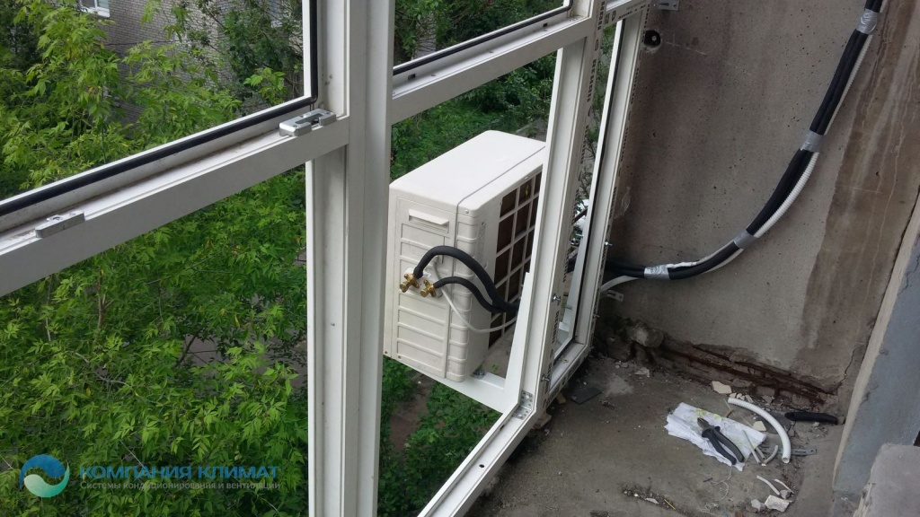 Installation einer Klimaanlage auf einem Balkon oder einer Loggia: die Grundlagen, wie man das Außengerät repariert