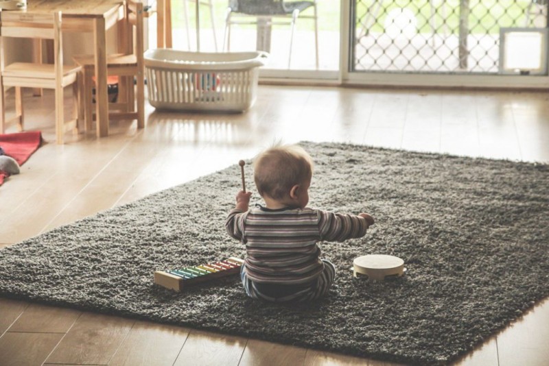 Er det muligt at lægge et tæppe oven på et varmt gulv og fliser?