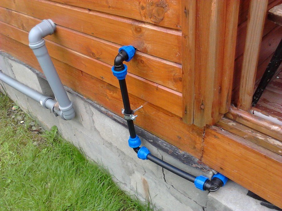 Verlegung einer Wasserleitung aus HDPE-Rohren im Erdreich Technik und Regeln für Installationsarbeiten