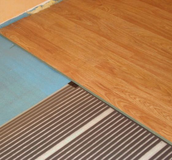 So rüsten Sie eine Fußbodenheizung für Laminat in einem Holzhaus aus