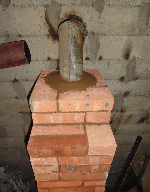 Wie man einen Metallofen mit einem Ziegelstein auf dem Land überzieht