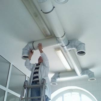 Sådan arrangeres ventilationskanaler i et privat hus: designregler og byggevejledning