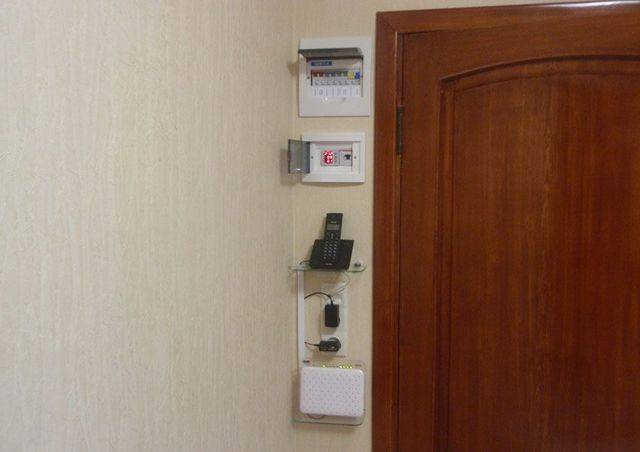 So stellen Sie eine Unterbrechung der elektrischen Verkabelung in einer Wand unter Putz fest