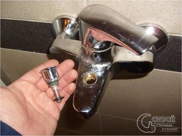 So reparieren Sie einen Wasserhahn in einem Badezimmer mit Dusche: Häufige Pannen + Möglichkeiten, sie zu beheben
